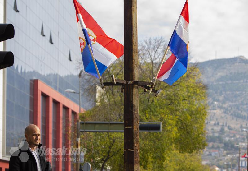 Zastave tzv. Herceg Bosne ponovo se zavijorile u Mostaru, svi šute
