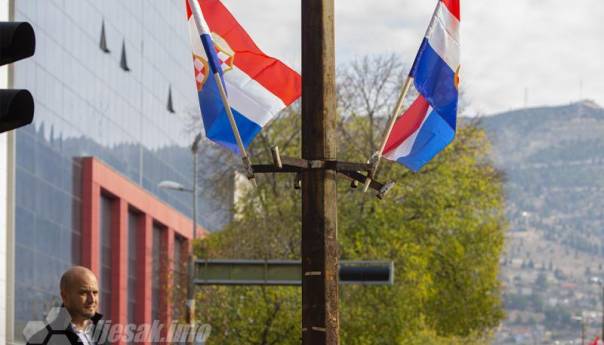 Zastave tzv. Herceg Bosne ponovo se zavijorile u Mostaru, svi šute