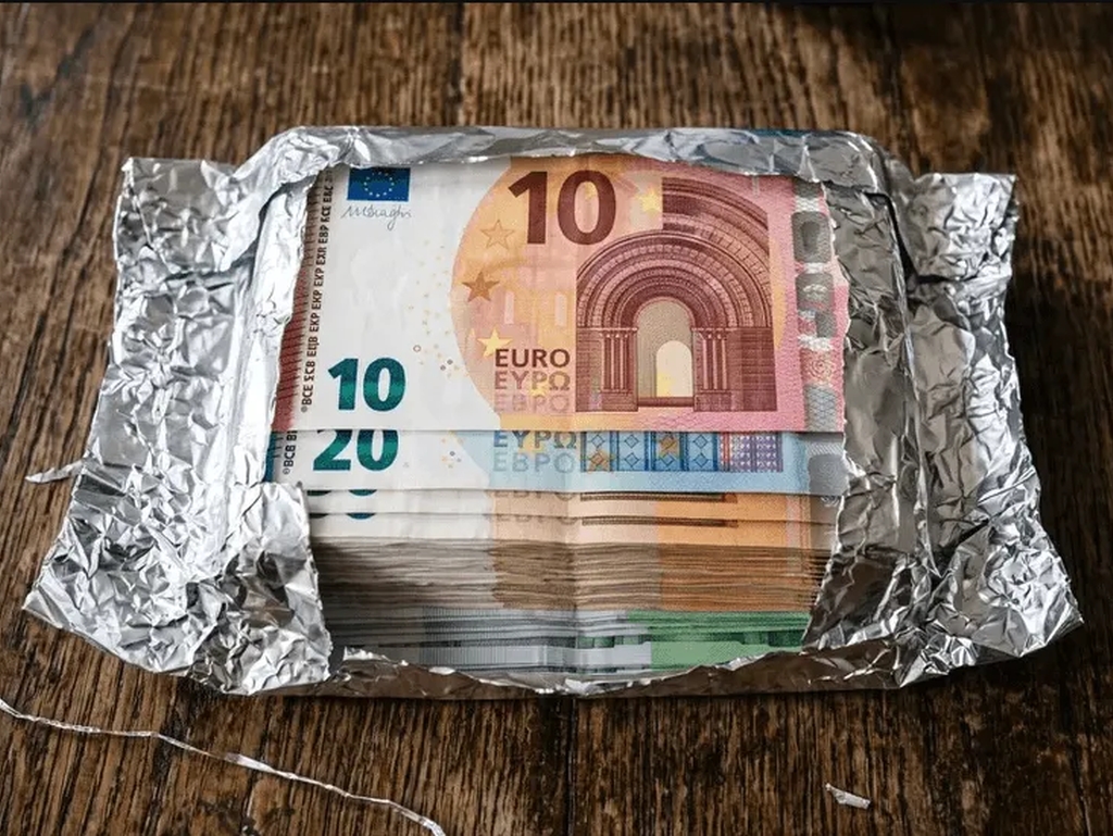 Zašto ljudi sve češće umotavaju novac u foliju? Razlog je vrlo dobar