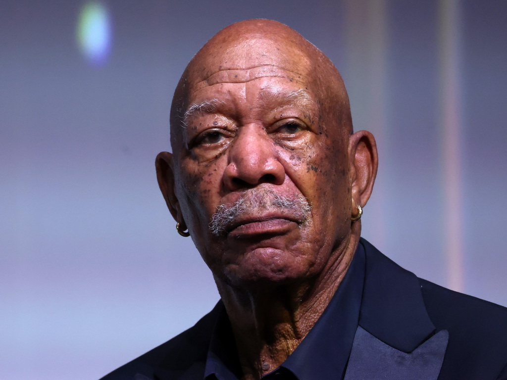 Zašto Morgan Freeman stalno nosi zlatne naušnice?