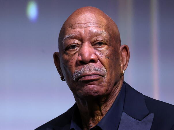 Zašto Morgan Freeman stalno nosi zlatne naušnice?
