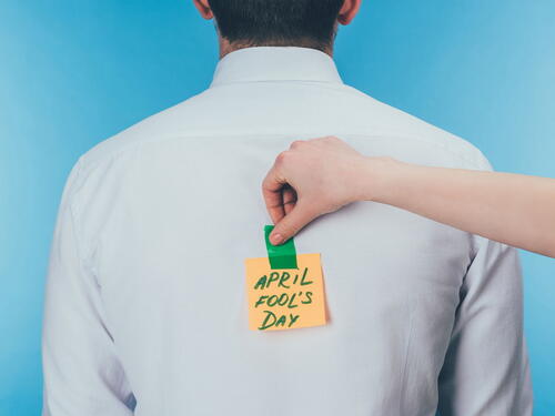 Zašto na 1. april ljudi lažu jedni druge?