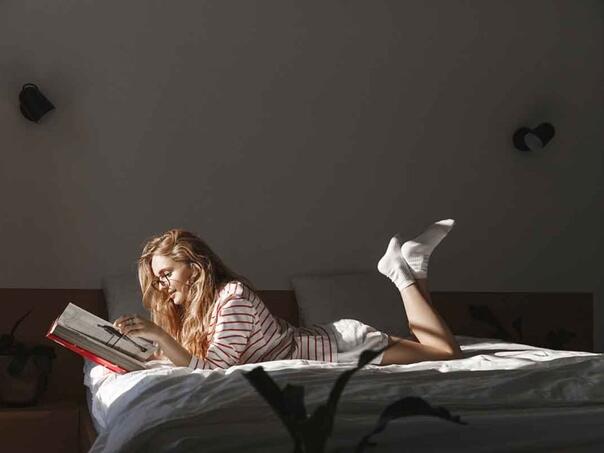 Zašto nije dobro čitati u krevetu prije spavanja?