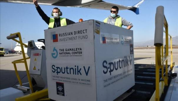 Zašto su Rusija i Kina poslale Vučiću vakcine koje okolo dijeli, a Federacija mjesecima čeka da ih kupi?