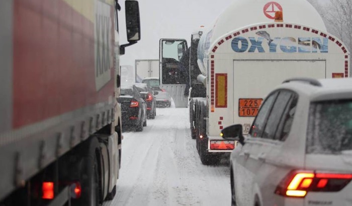 Zastoj na auto-putu Zagreb-Split zbog snijega