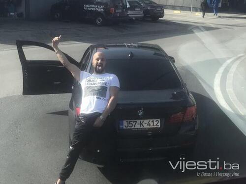 Zastrašujuće: Muškarac u Sarajevu prijeti pištoljem po ulici, šta radi policija!