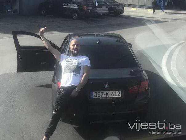 Zastrašujuće: Muškarac u Sarajevu prijeti pištoljem po ulici, šta radi policija!