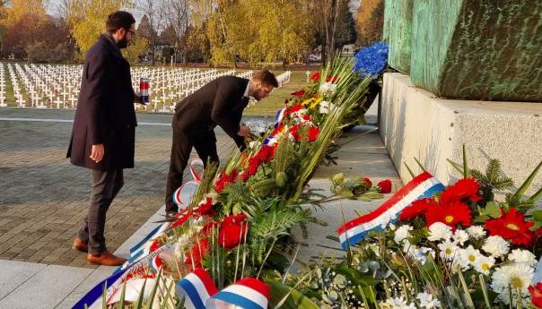 Zastupnici Boban i Čengić odali počast žrtvama u Vukovaru