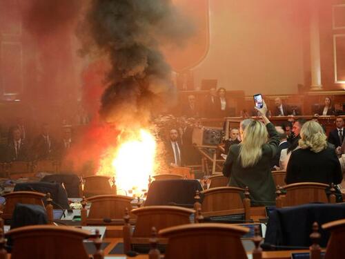 Oglasio se Rama nakon što su zastupnici u Skupštini Albanije aktivirali dimne bombe