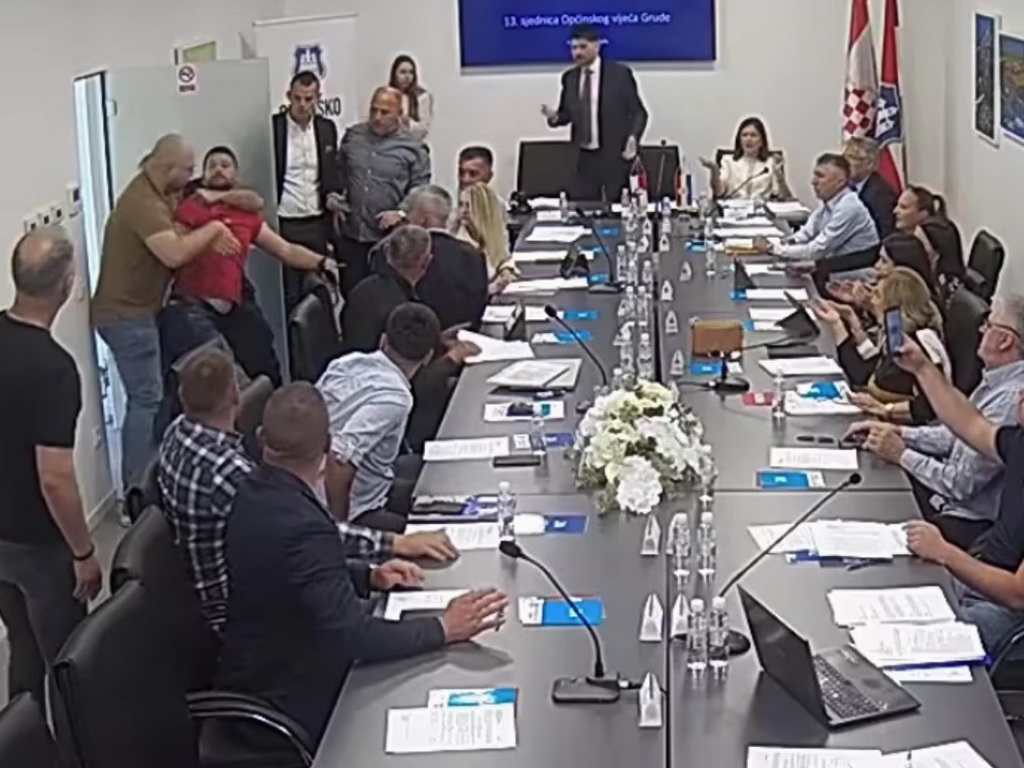 Zastupnik pokušao ući na sjednicu OV Grude pa ostao bez majice