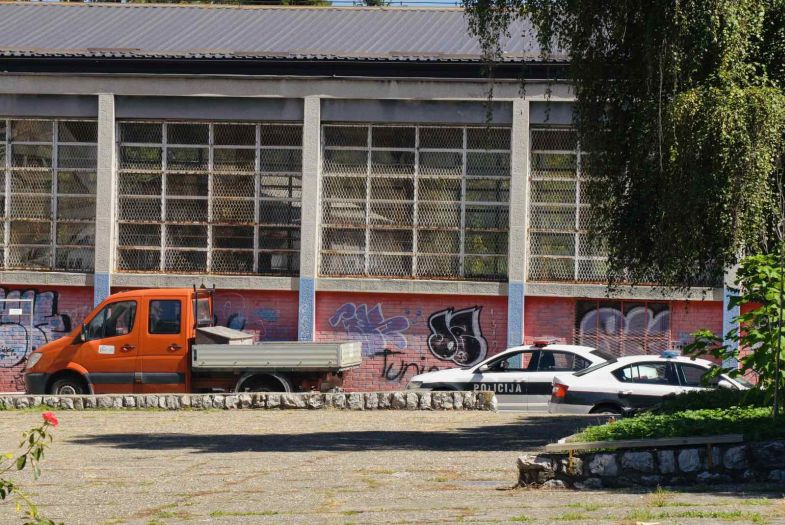 Zatražen pritvor za maloljetnika koji je izbo mladića kod škole u Tuzli