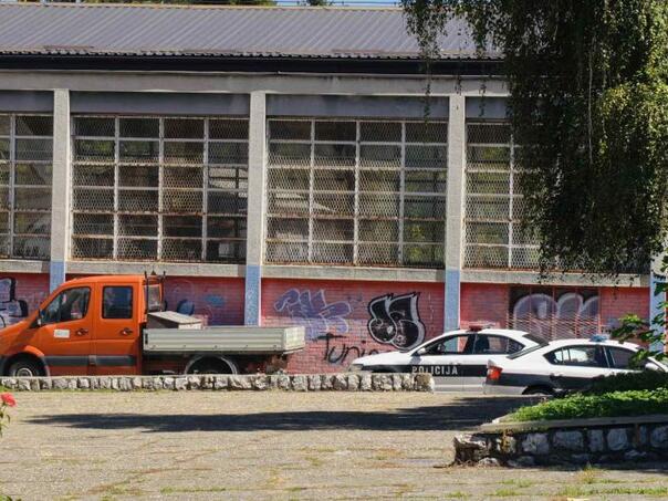 Zatražen pritvor za maloljetnika koji je izbo mladića kod škole u Tuzli