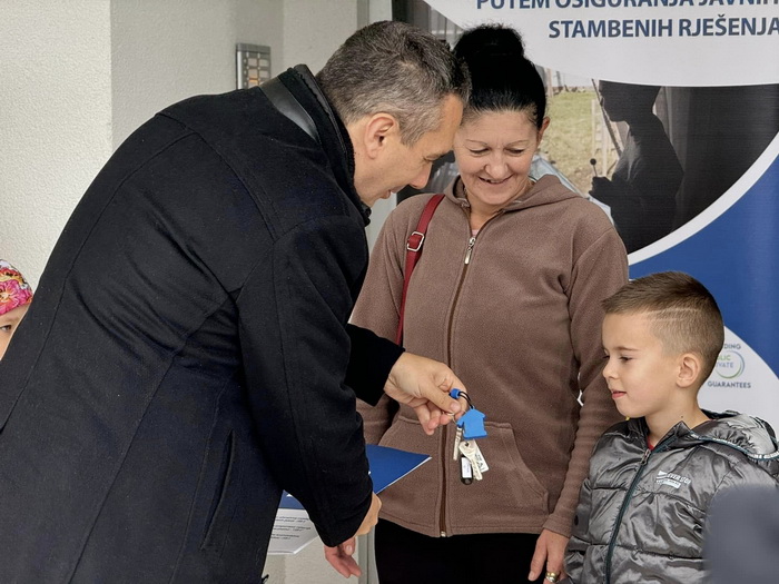 Zatvara se kolektivni centar u Čeliću: Ključeve novih stanova preuzelo 18 porodica