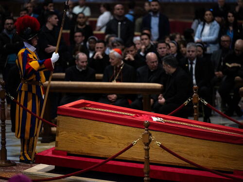 Zatvoren kovčeg pape Franje, očekuje se više od 200.000 ljudi na sahrani