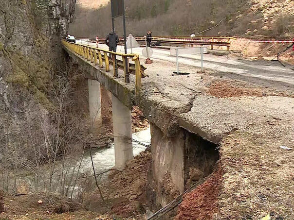 Zatvoren most na magistralnoj cesti Dobro Polje - Miljevina
