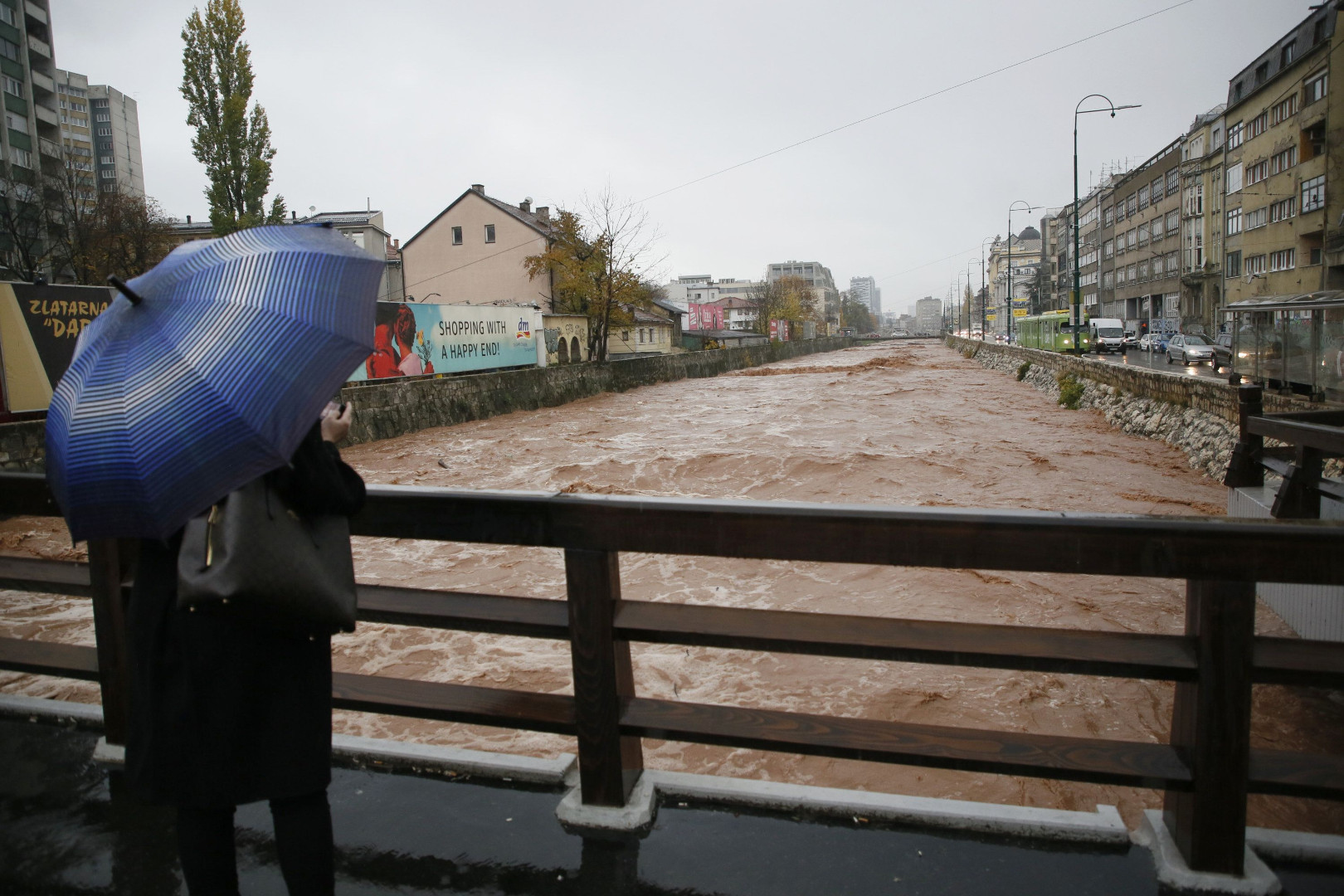 Zatvoren pješački most na Ilidži između ulica Mala aleja i Hrasnička cesta
