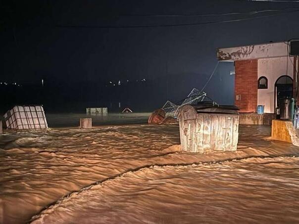 Zatvoren put Gradačac–Ormanica zbog izlijevanja vode, obustava saobraćaja i u naselju Kerep