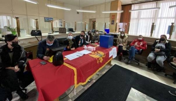 Zatvorena birališta u Nikšiću, poziv građanima da slave u svojim kućama