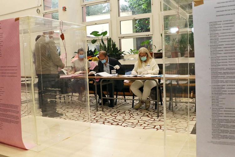 Zatvorena birališta u Srbiji, izlaznost manja od 50 posto