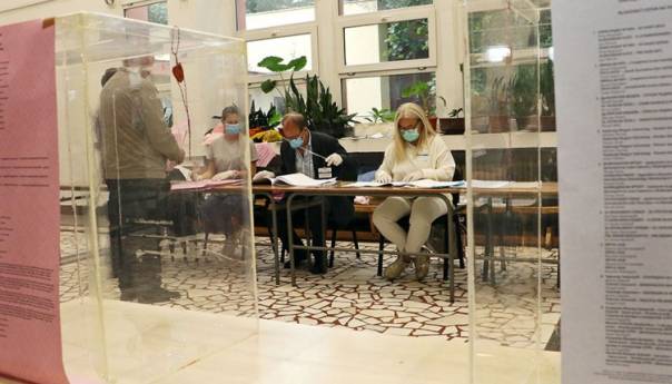 Zatvorena birališta u Srbiji, izlaznost manja od 50 posto