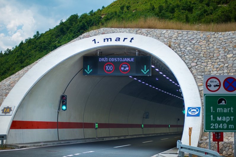 Zatvorena desna cijev tunela 1. mart; Odron na putu Banja Luka-Čelinac