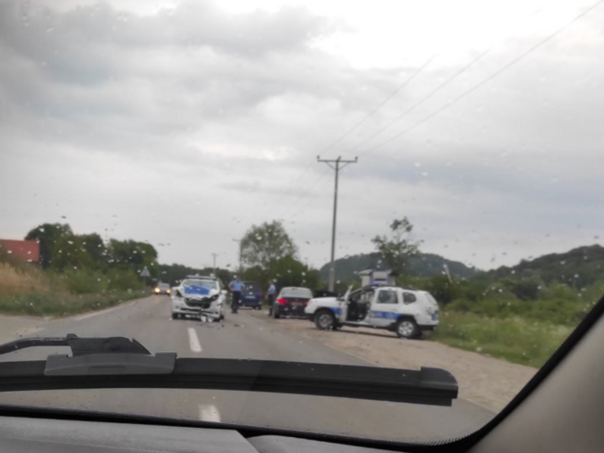 Zaustavljali vozila i prodavali bižuteriju pa se tokom potjere sudarili s policijom