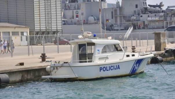 Zaustavljena jedrilica sa 52 migranta, članovi posade državljani Srbije