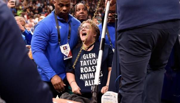 Zavezala se lancem za koš na utakmici NBA lige