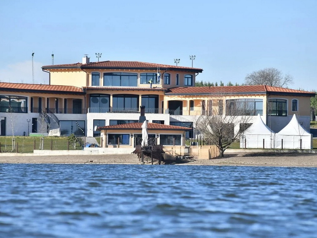 Zavirite u raskošnu vilu Novaka Đokovića u selu Pavlovci koja ima i privatno jezero