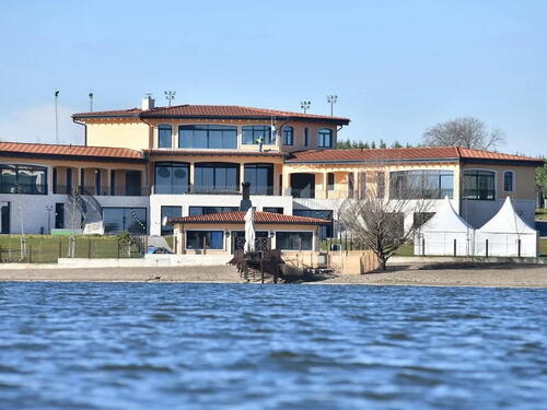 Zavirite u raskošnu vilu Novaka Đokovića u selu Pavlovci koja ima i privatno jezero