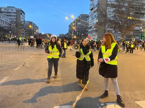 Završena blokada mosta u Novom Sadu, studenti očistili ulice Završena blokada mosta u Novom Sadu, studenti očistili ulice