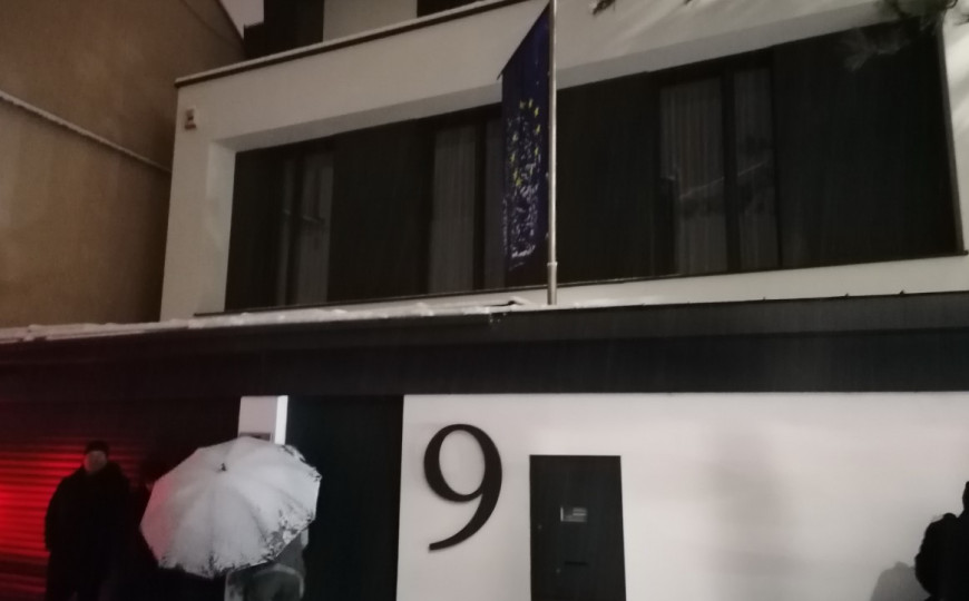 Završena radna večera kod Sattlera, u rezidenciji nestalo struje