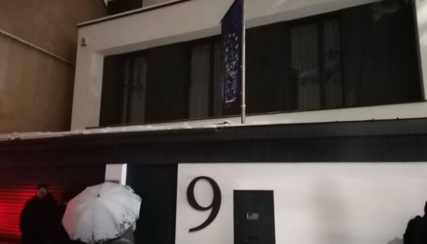 Završena radna večera kod Sattlera, u rezidenciji nestalo struje