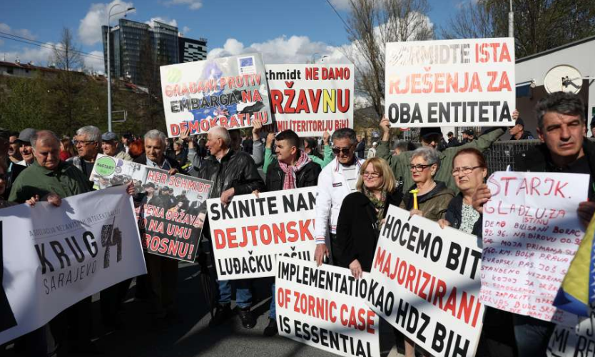 Završeni protesti ispred OHR-a: Poruke Schmidtu