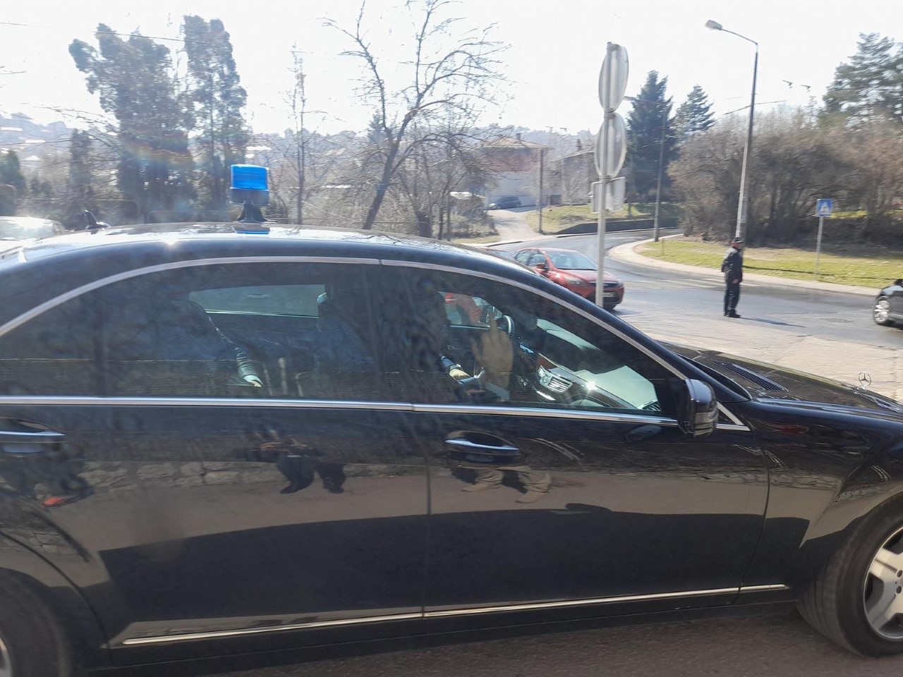 Sramotno: Dodik iz automobila pokazao srednji prst novinarima