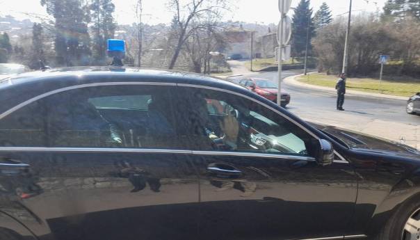 Sramotno: Dodik iz automobila pokazao srednji prst novinarima