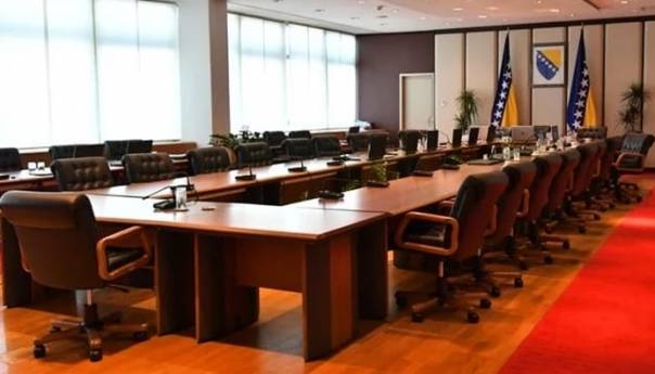 Zbog blokada RS državni službenici bi mogli ostati bez plata, hiljade ih je iz RS