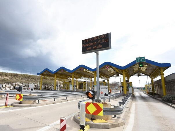 Zbog bure ograničenja na A1, u prekidu dvije katamaranske linije