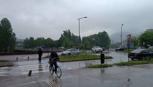Zbog jakih pljuskova otežano saobraćanje na većini putnih pravaca u BiH