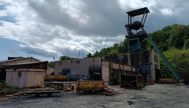 Zbog kašnjenja plaće obustavljena proizvodnja u jami "Raspotočje"