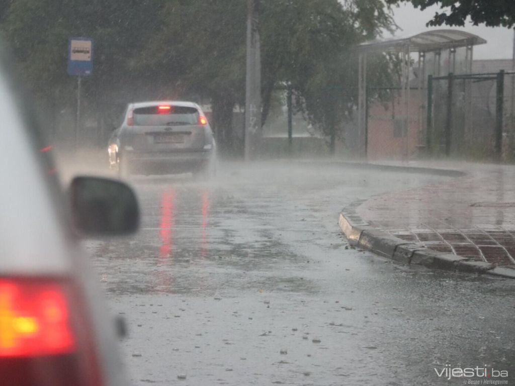 Zbog kiše otežana vožnja u BiH: Na više dionica prijeti opasnost od odrona