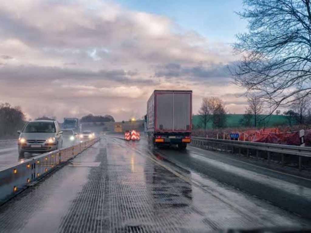 Zbog kiše povećana opasnost na putevima, neke ceste su zatvorene