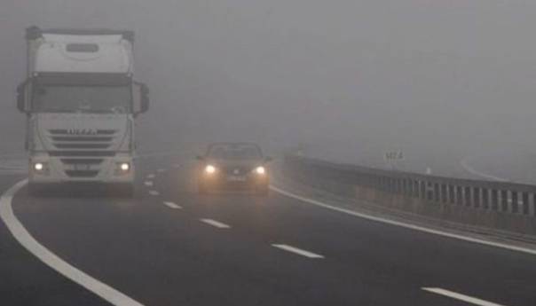 Zbog magle smanjena vidljivost, mjestimično poledica, učestali odroni