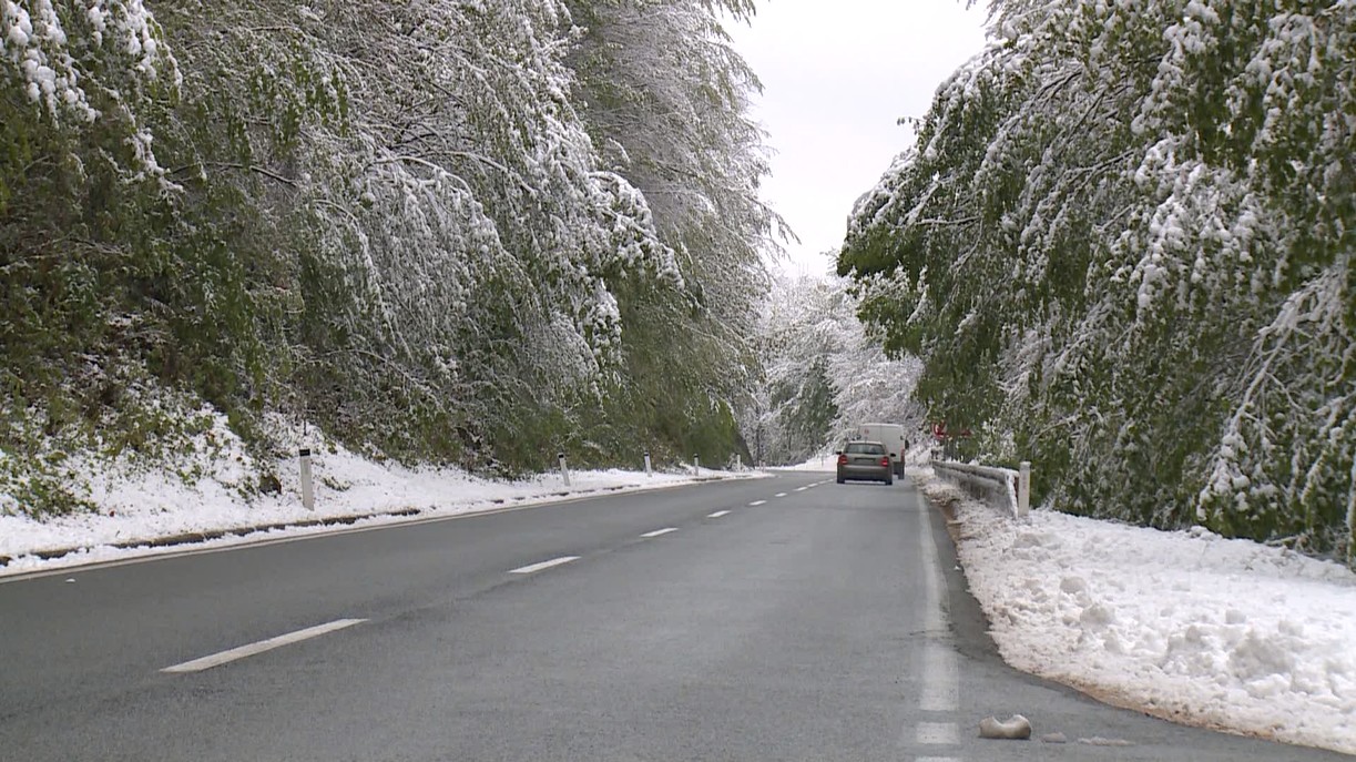 Zbog mokrog kolovoza i poledice nužna oprezna vožnja