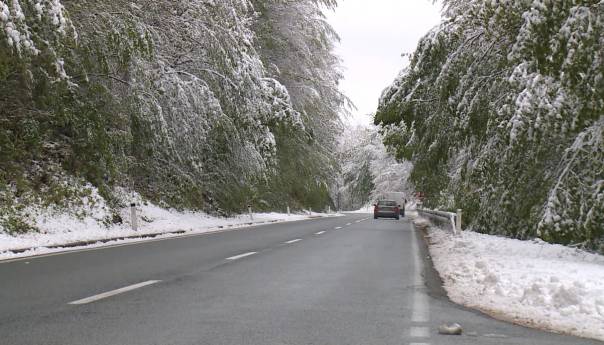 Zbog mokrog kolovoza i poledice nužna oprezna vožnja