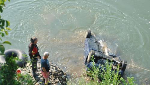 Zbog nepažnje vozača automobil završio na dnu Drine
