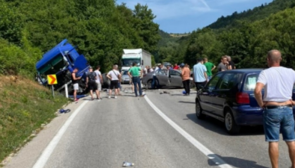 Zbog nesreće obustavljen saobraćaj na Komaru, ima povrijeđenih
