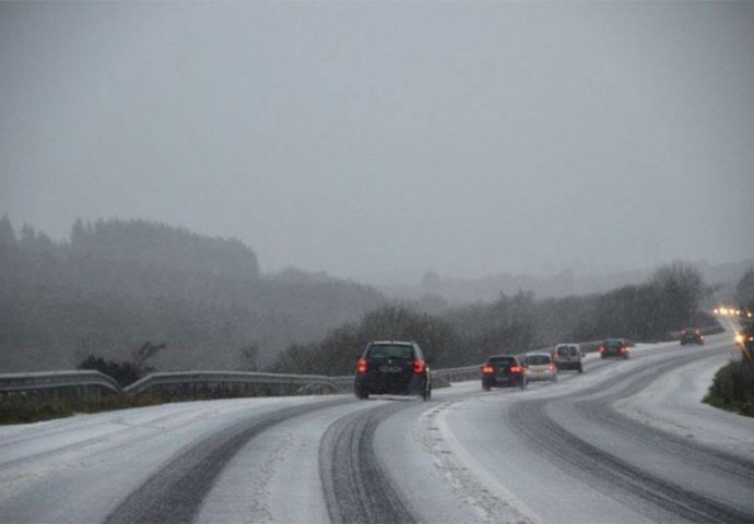 Zbog niske jutarnje temperature poledica na pojedinim dionicama