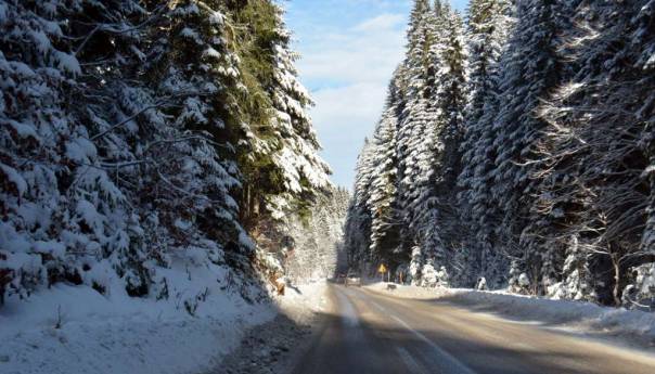 Zbog niskih jutarnjih temperatura poledice na putevima u višim planinskim predjelima