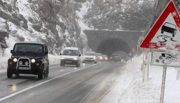 Zbog niskih temperatura moguća poledica na kolovozu